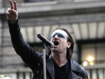 Bono Vox canta durante un concerto improvvisato
