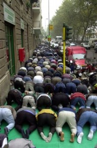 Mussulmani in preghiera in Viale Jenner, Milano